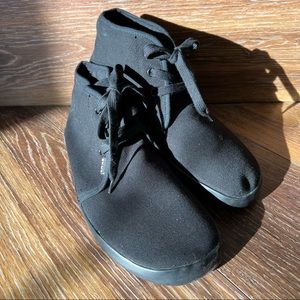 NWT Bohempia Zelek barefoot chukka high top sneakers